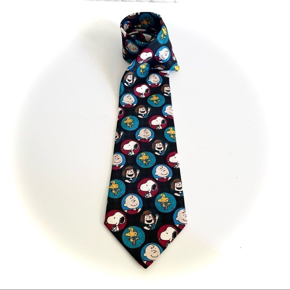 🚨4$25 PEANUTS Charlie Brown and Gang Circle of Friends United Feature Mens Tie